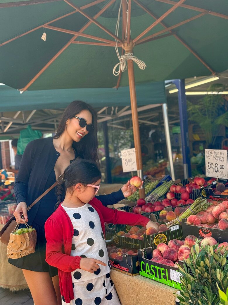 Các con của Hà Anh rất thích thú với những món ăn tại Anh.