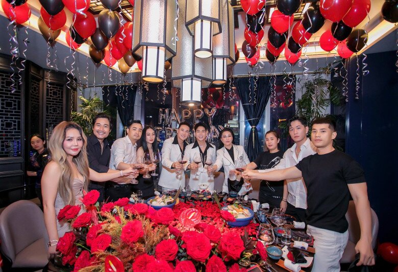 Hội bạn thân của Thanh Đoàn và Hà Trí Quang đến dự buổi tiệc.