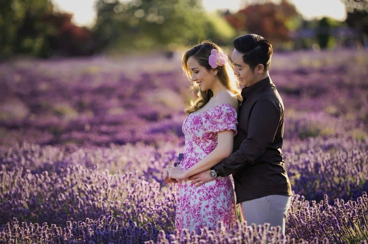 Người đẹp 9X cho biết ông xã “xúi” ra đường phải ưỡn bụng để mọi người biết cô đang mang bầu.