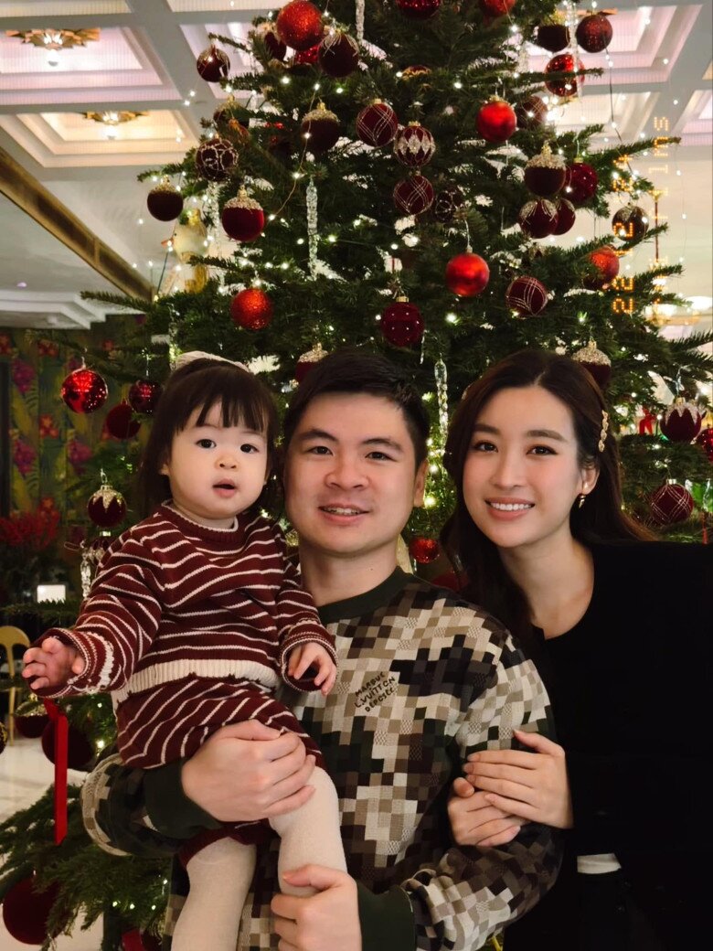 Hoa hậu Đỗ Mỹ Linh được khen ngợi nuôi con khéo léo và khoa học.
