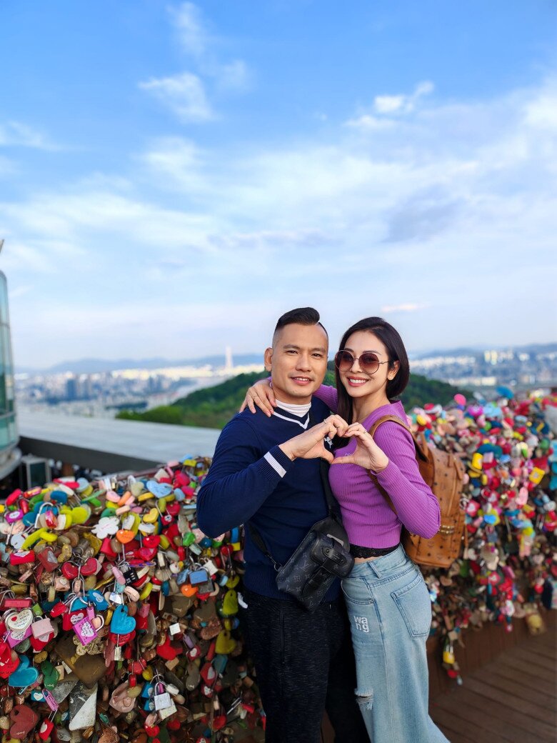 Jennifer Phạm vẫn miệt mài làm việc dù kinh tế gia đình vững chắc, được chồng ủng hộ.