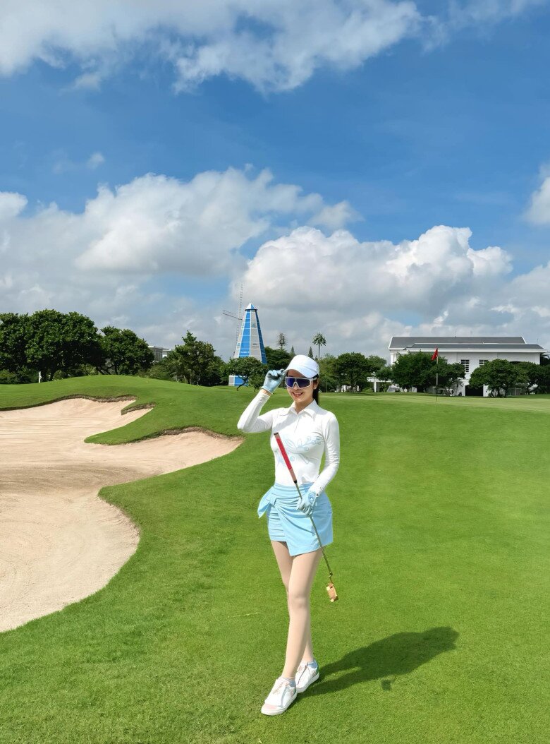 Trên mạng xã hội, cô thường xuyên chia sẻ những hình ảnh đi chơi thể thao.