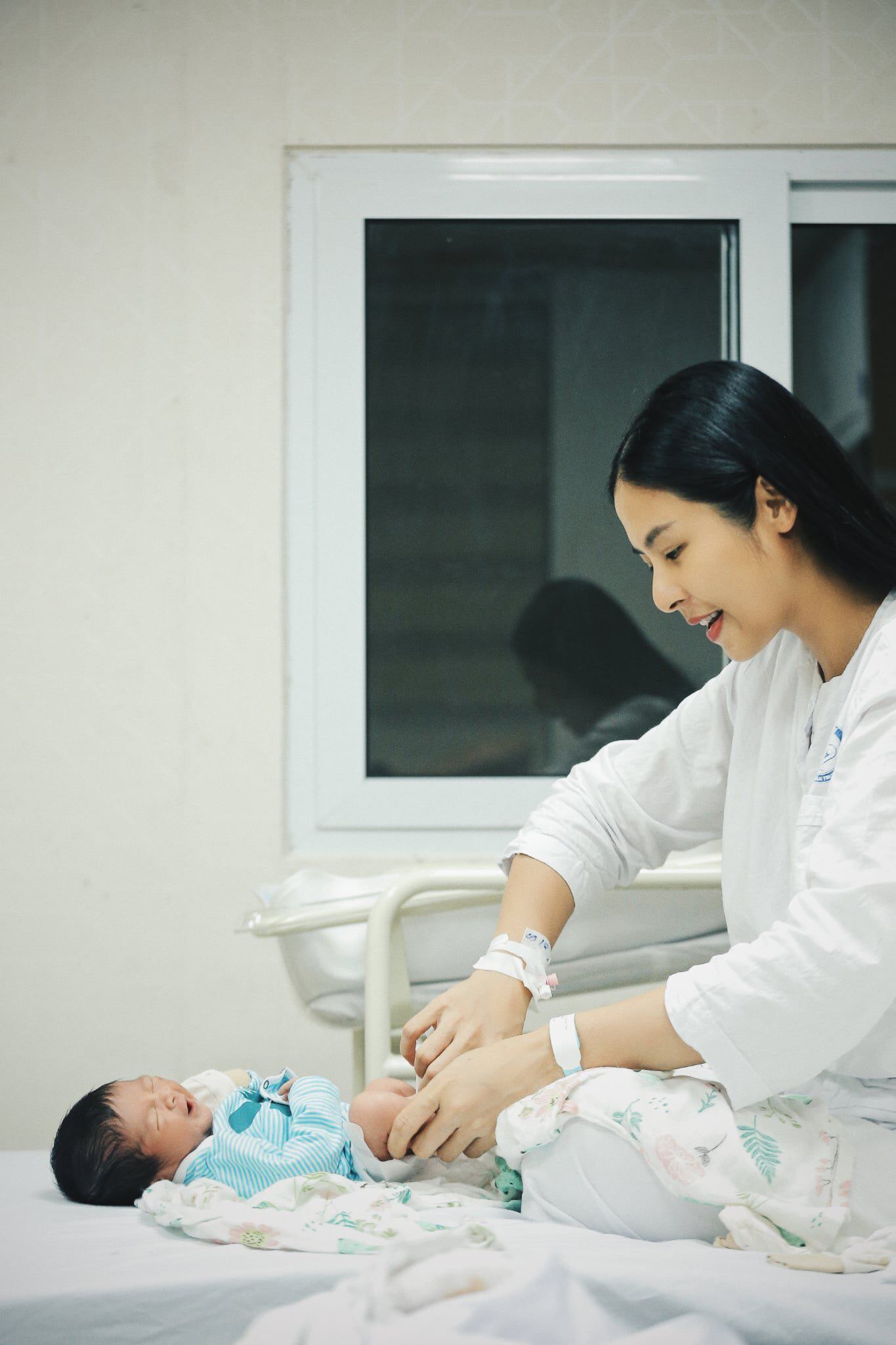 Nàng hậu gọi con đầu lòng là em bé ngoại giao.