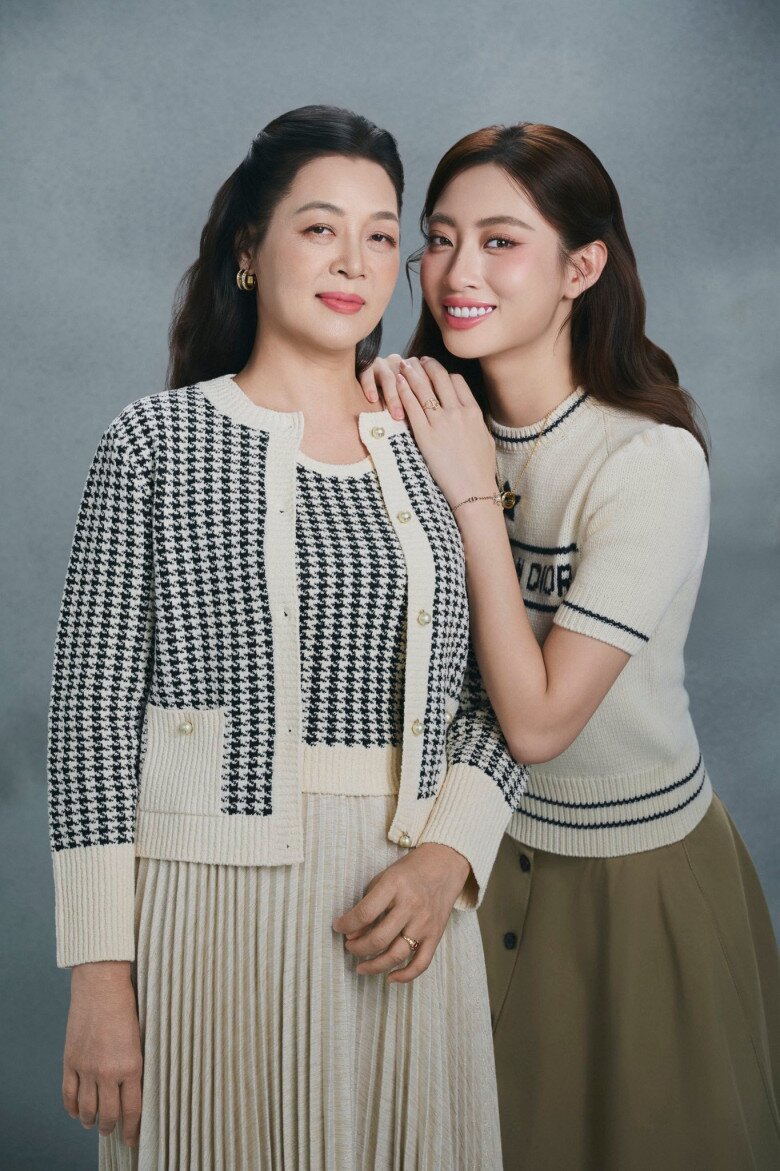 Hoa hậu Lương Thùy Linh thừa hưởng nhiều nét đẹp từ mẹ ruột.