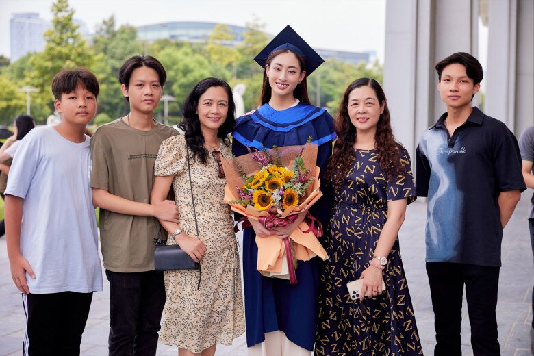 Nàng hậu luôn được bố mẹ đồng hành trong công việc.