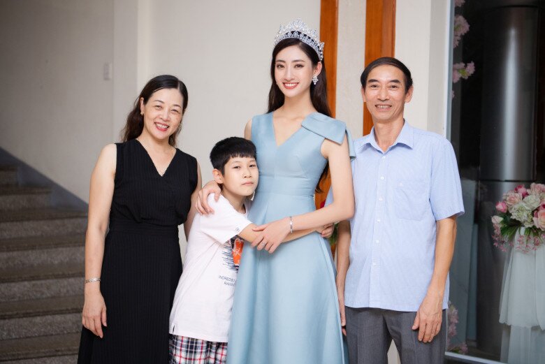Lương Thùy Linh xuất thân trong một gia đình công chức.