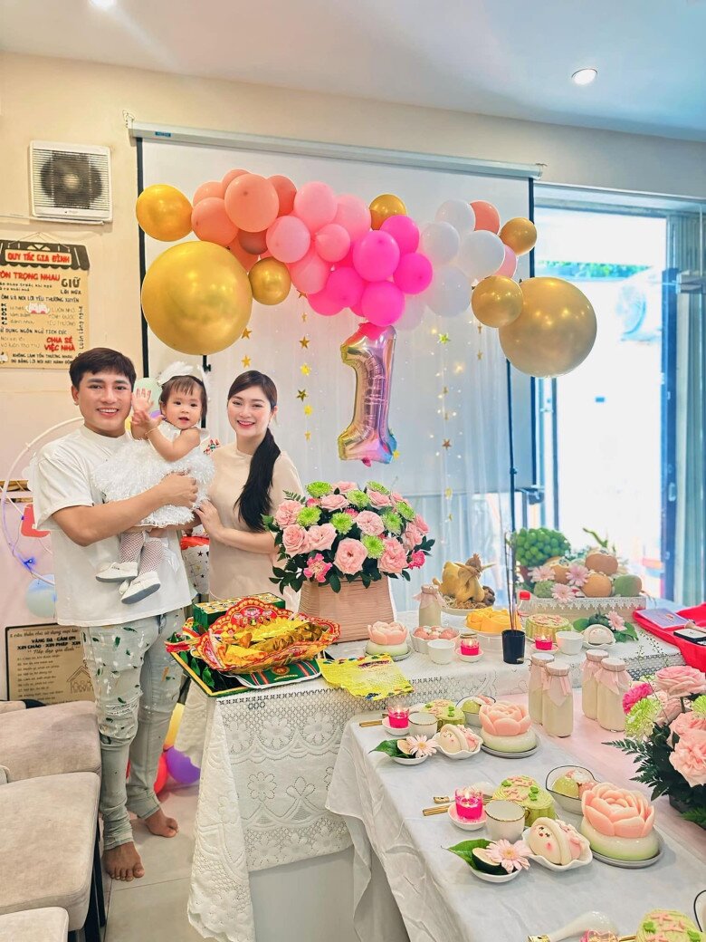 Vợ chồng Thanh Trúc và Châu Khải Phong làm tiệc thôi nôi hoành tráng cho ái nữ.