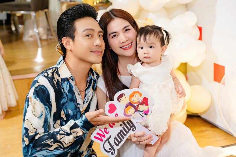 Thanh Duy và Kha Ly chăm sóc ái nữ rất chu toàn.