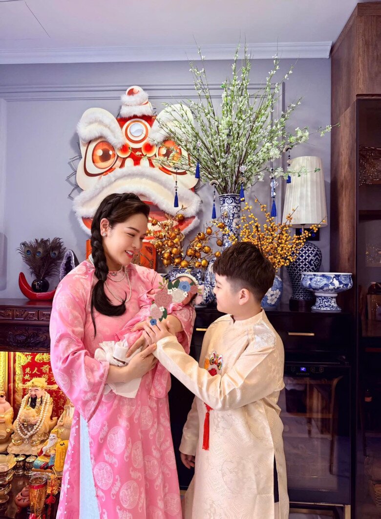 Nhật Kim Anh làm mẹ đơn thân, nuôi 2 con “đủ nếp đủ tẻ”.