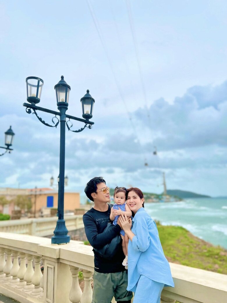 Cặp đôi thường xuyên đưa bé Lita đi chơi khắp nơi.