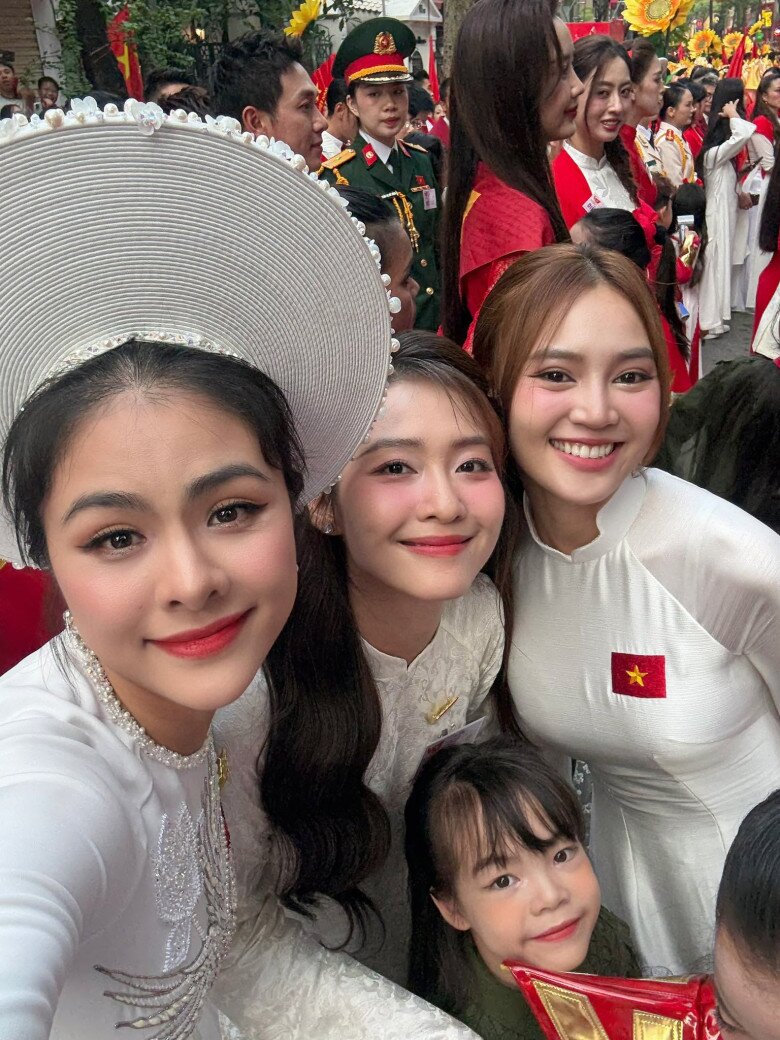 Hội mẹ bỉm tham gia diễu hành a80 vân trang đưa theo con gái từ miền nam ra bắc thu quỳnh được dẫn đầu khối - 2
