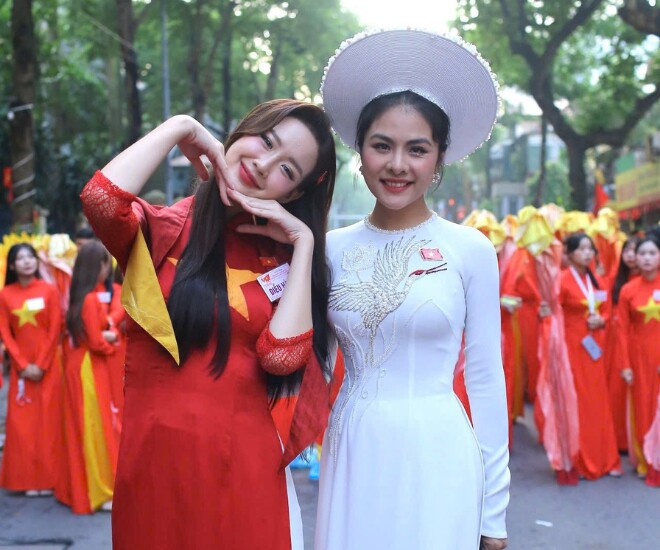 Hội mẹ bỉm tham gia diễu hành a80 vân trang đưa theo con gái từ miền nam ra bắc thu quỳnh được dẫn đầu khối - 1