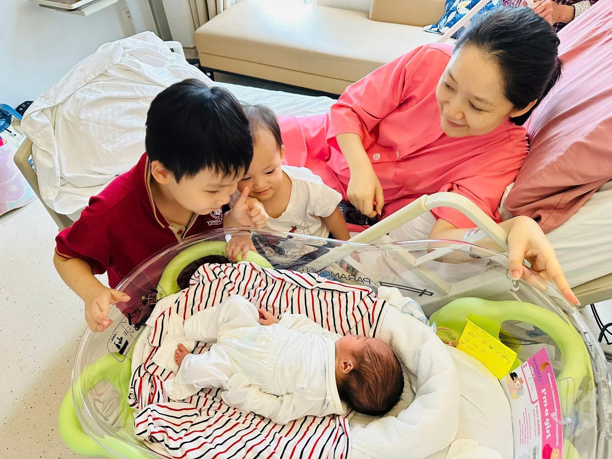 Hội mẹ bỉm tham gia diễu hành a80 vân trang đưa theo con gái từ miền nam ra bắc thu quỳnh được dẫn đầu khối - 15