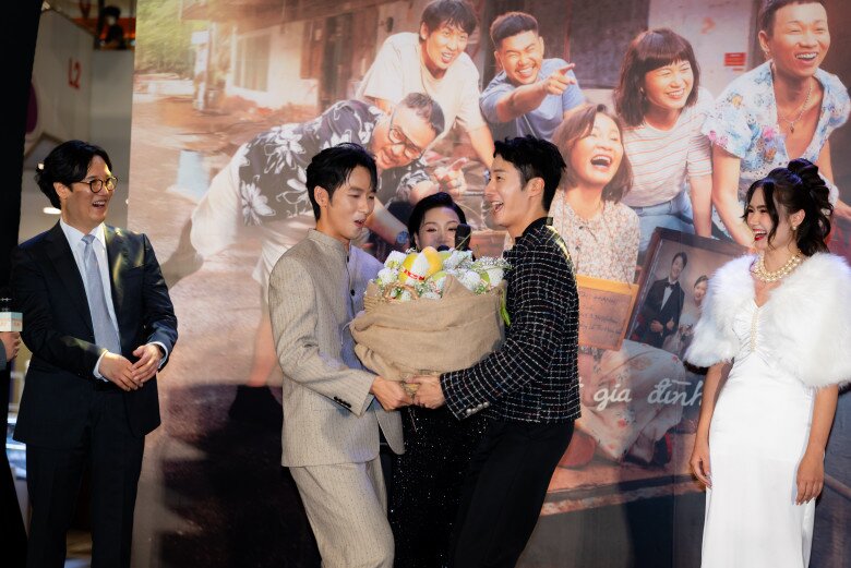 Jung Il Woo thích thú khi được ekip tặng cả giỏ xoài.