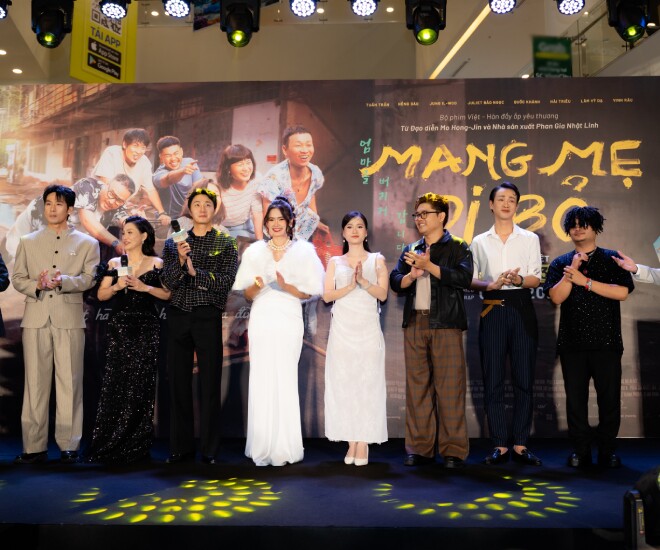 Dàn cast “Mang Mẹ Đi Bỏ” ra mắt công chúng.