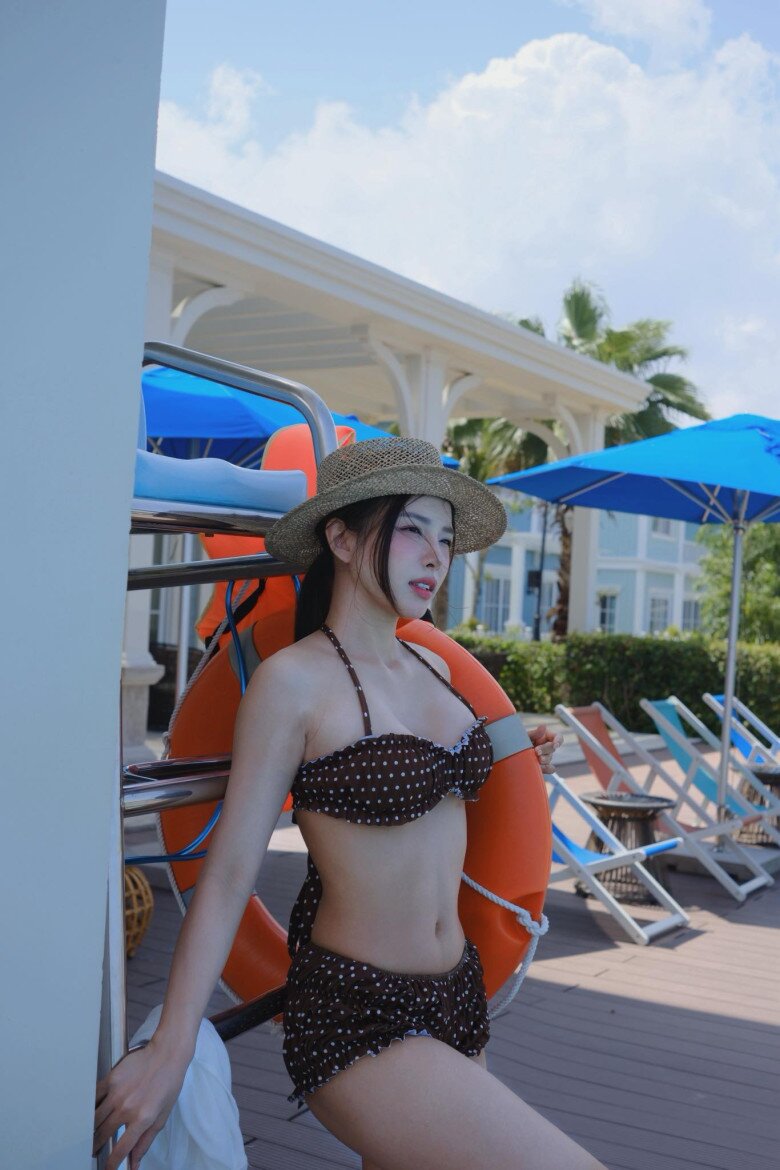 Bà xã Phan Mạnh Quỳnh “gây sốt” khi chia sẻ hình ảnh diện bikini đi biển.
