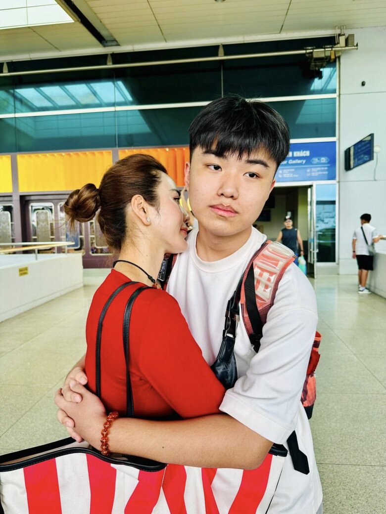 Nữ người mẫu nhớ da diết con trai đầu lòng.