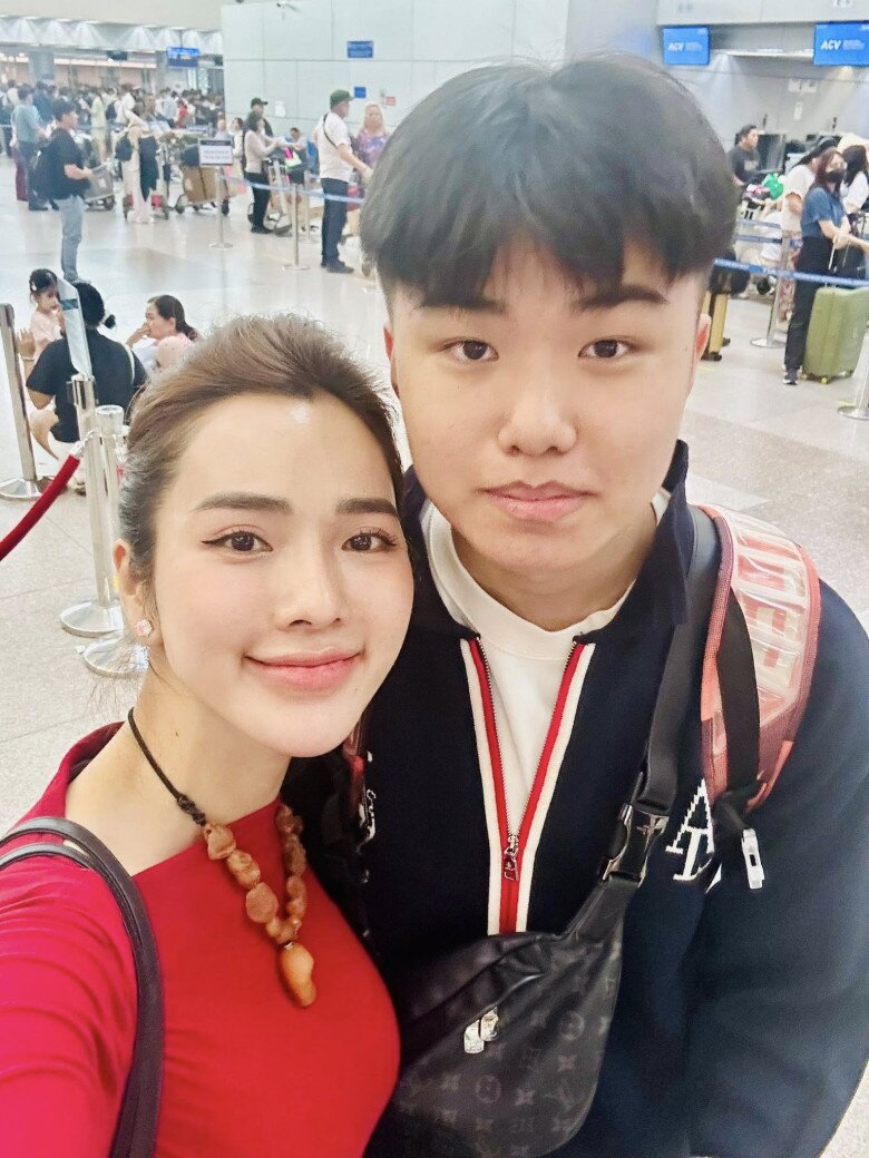 Con trai Kim Cương sang Mỹ du học ngành quản trị kinh doanh.