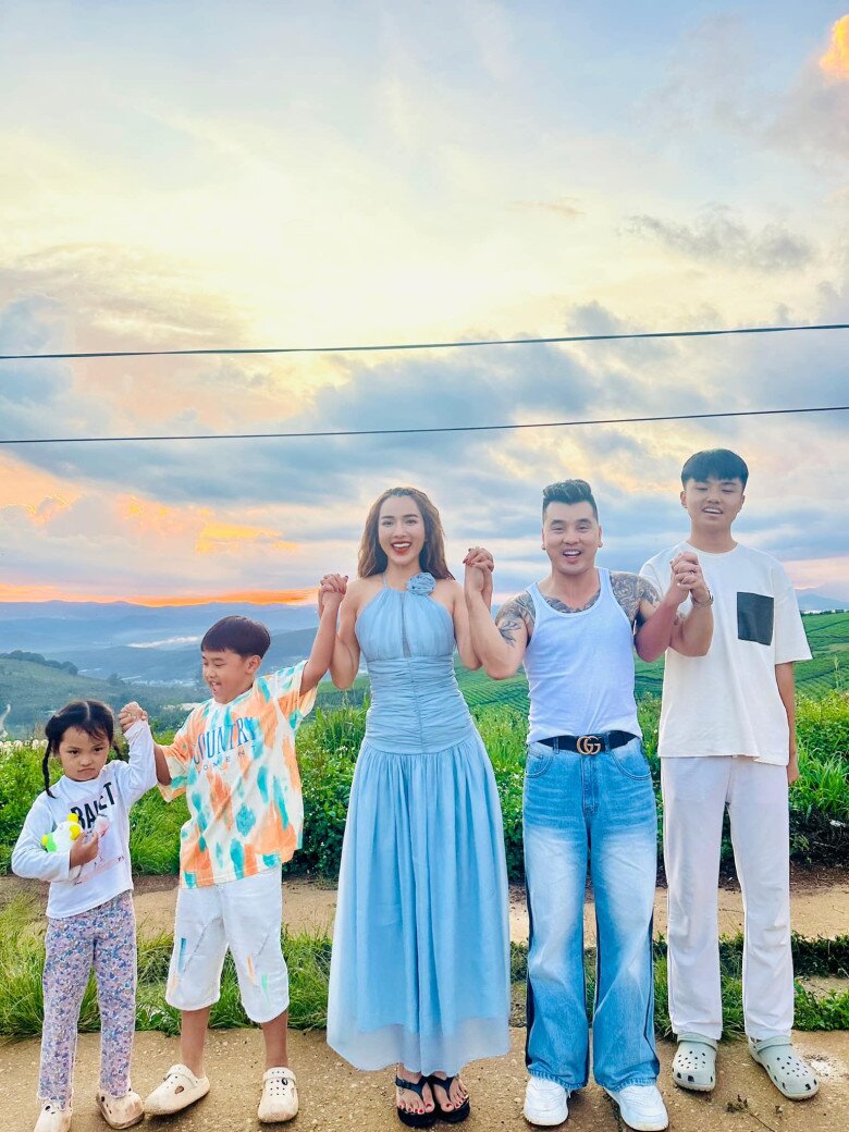 Gia đình hạnh phúc của Ưng Hoàng Phúc và Kim Cương.
