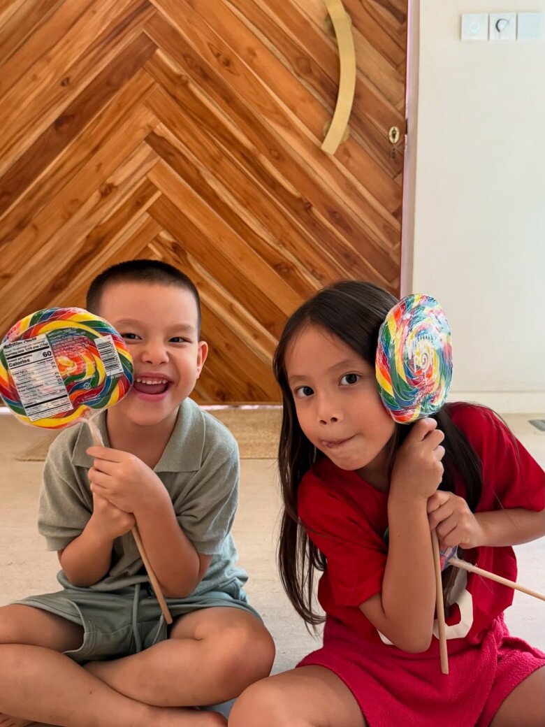 Lisa và Leon được Hồ Ngọc Hà cho học tiếng Việt mỗi ngày.