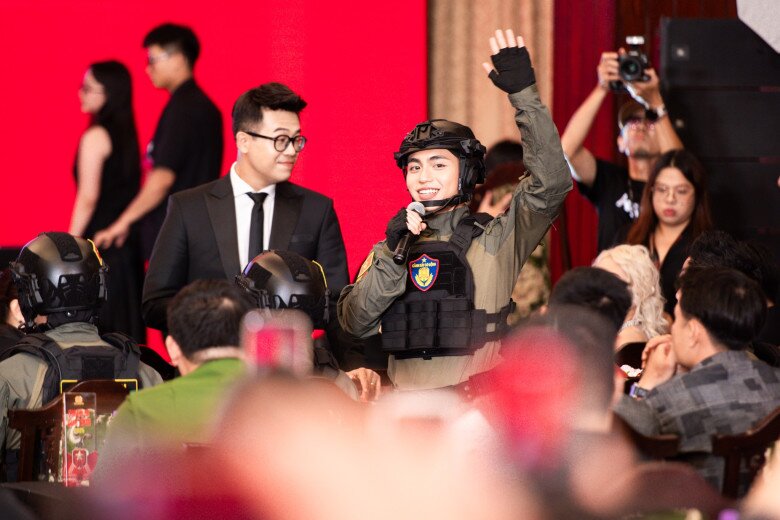 Mono gặp sự cố ngạt khói, dẫn đến khó thở và phải rời set quay.