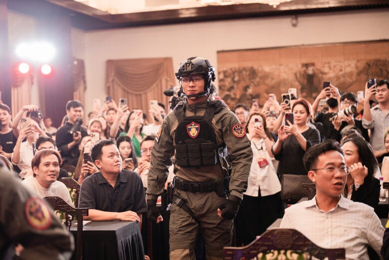 Nam vương Hưng Nguyễn và rapper Binz được ekip “giấu kín”, đến họp báo mới công khai.