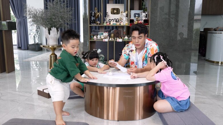Nam diễn viên cùng các con lưu giữ những kỷ niệm.