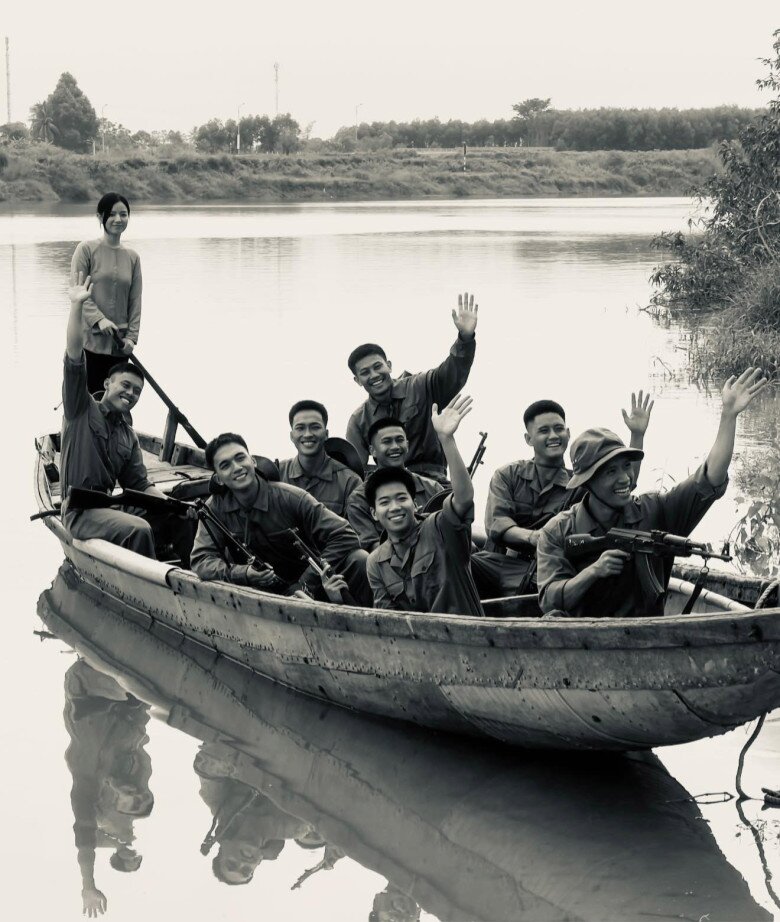 Lê Hạ Anh đảm nhận vai cô lái đò tải thương Hồng trong phim.