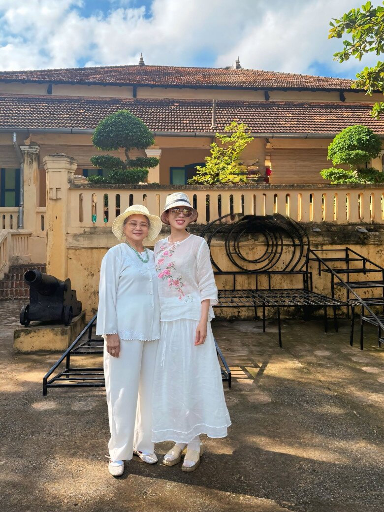 Mẹ ruột Lệ Quyên được khen ngợi đẹp lão.