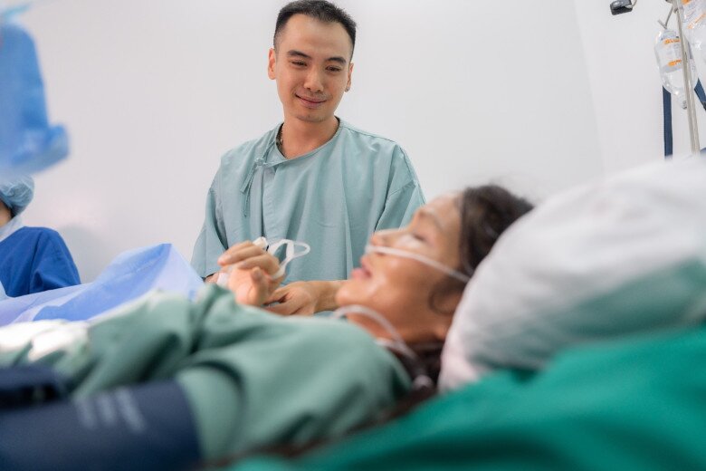 Ông xã H’Hen Niê bật khóc khi chứng kiến vợ vượt cạn.