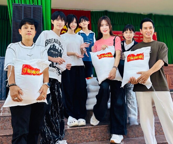 Lý Hải và Minh Hà lần đầu về quê làm từ thiện sau khi sáp nhập.