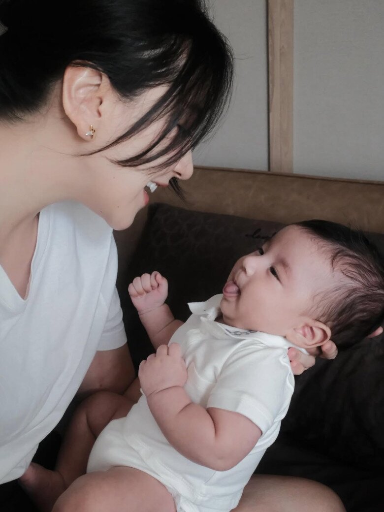 Mc mai ngọc bị tràn dịch khớp gối sau sinh gồng gánh khi bế con trai đầu lòng - 9