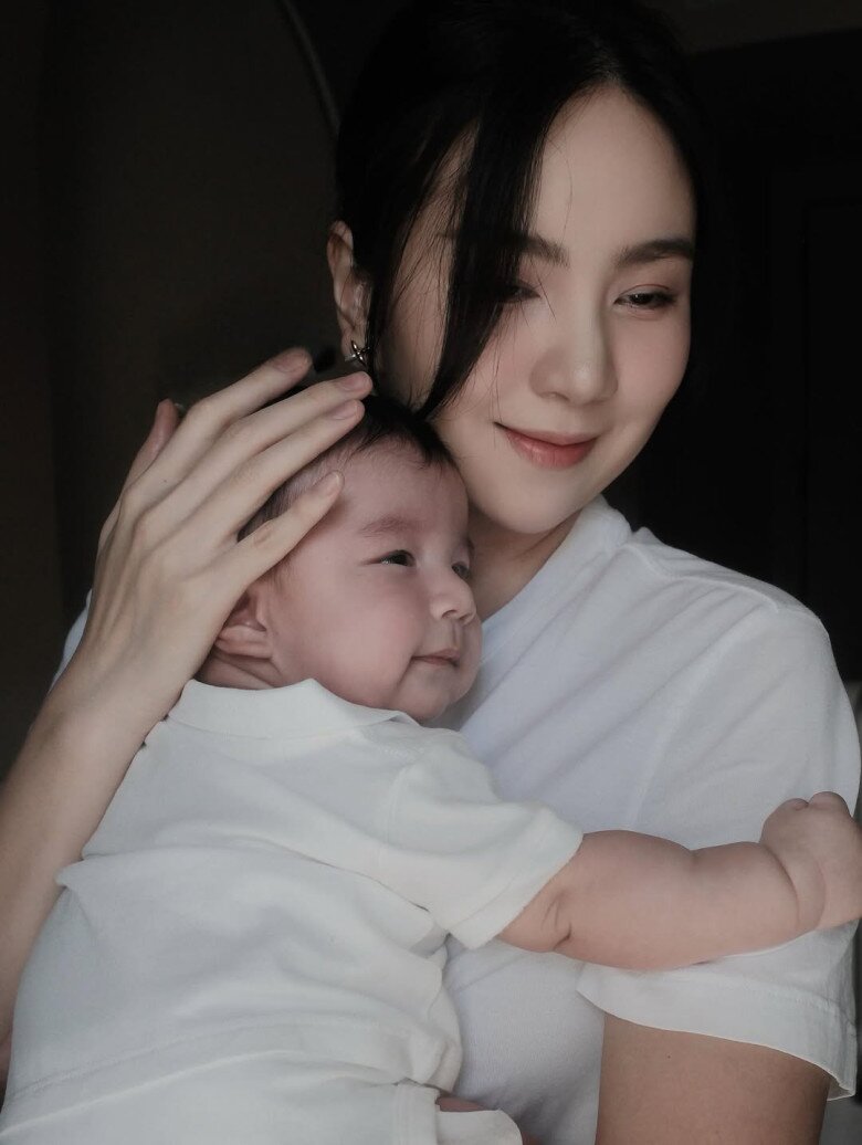 Mc mai ngọc bị tràn dịch khớp gối sau sinh gồng gánh khi bế con trai đầu lòng - 11