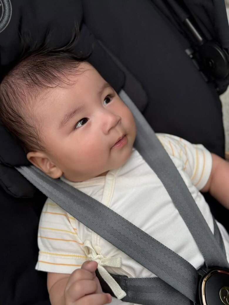 Mc mai ngọc bị tràn dịch khớp gối sau sinh gồng gánh khi bế con trai đầu lòng - 14