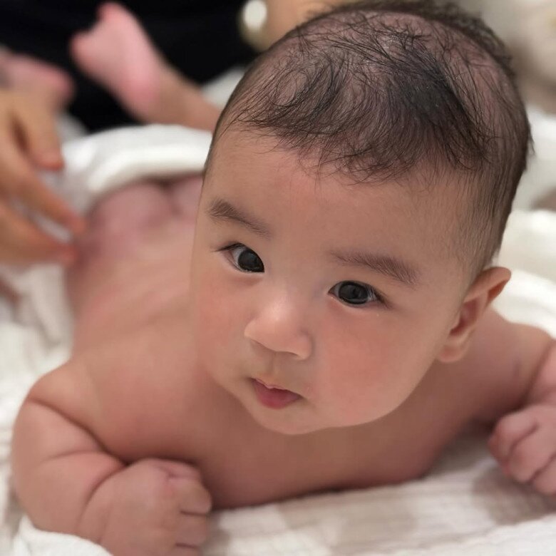 Mc mai ngọc bị tràn dịch khớp gối sau sinh gồng gánh khi bế con trai đầu lòng - 15