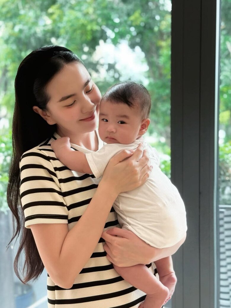 Mc mai ngọc bị tràn dịch khớp gối sau sinh gồng gánh khi bế con trai đầu lòng - 3