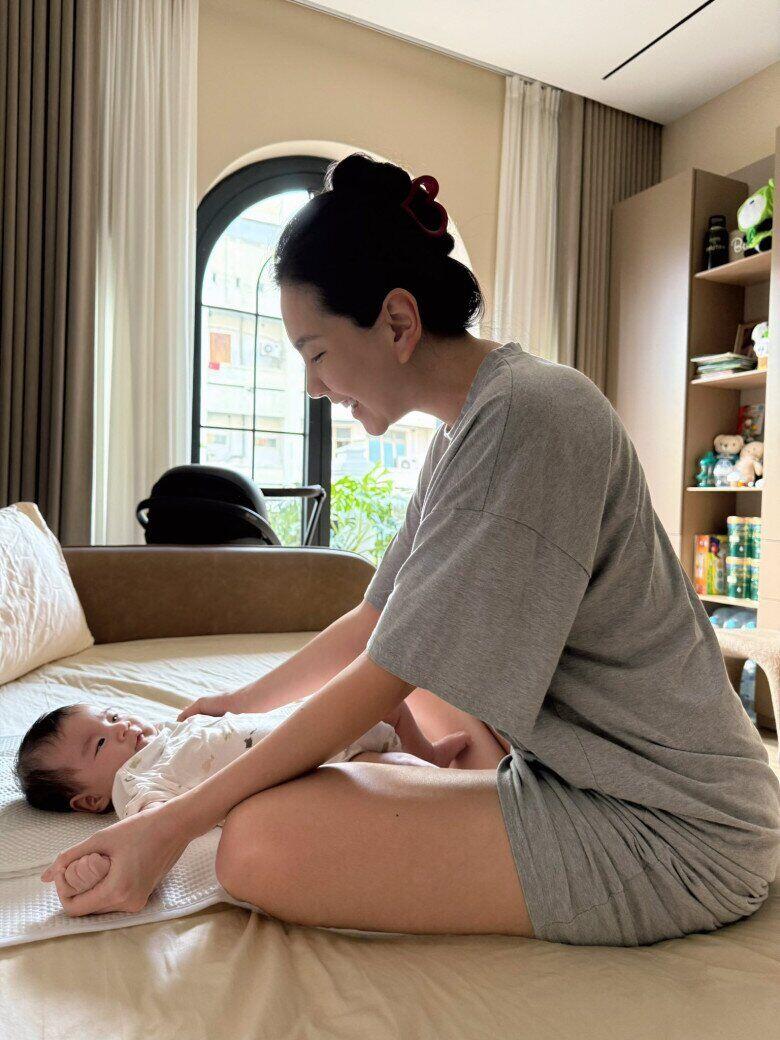 Mai Ngọc giữ thói quen sống kỷ luật, làm gương cho quý tử sau này.