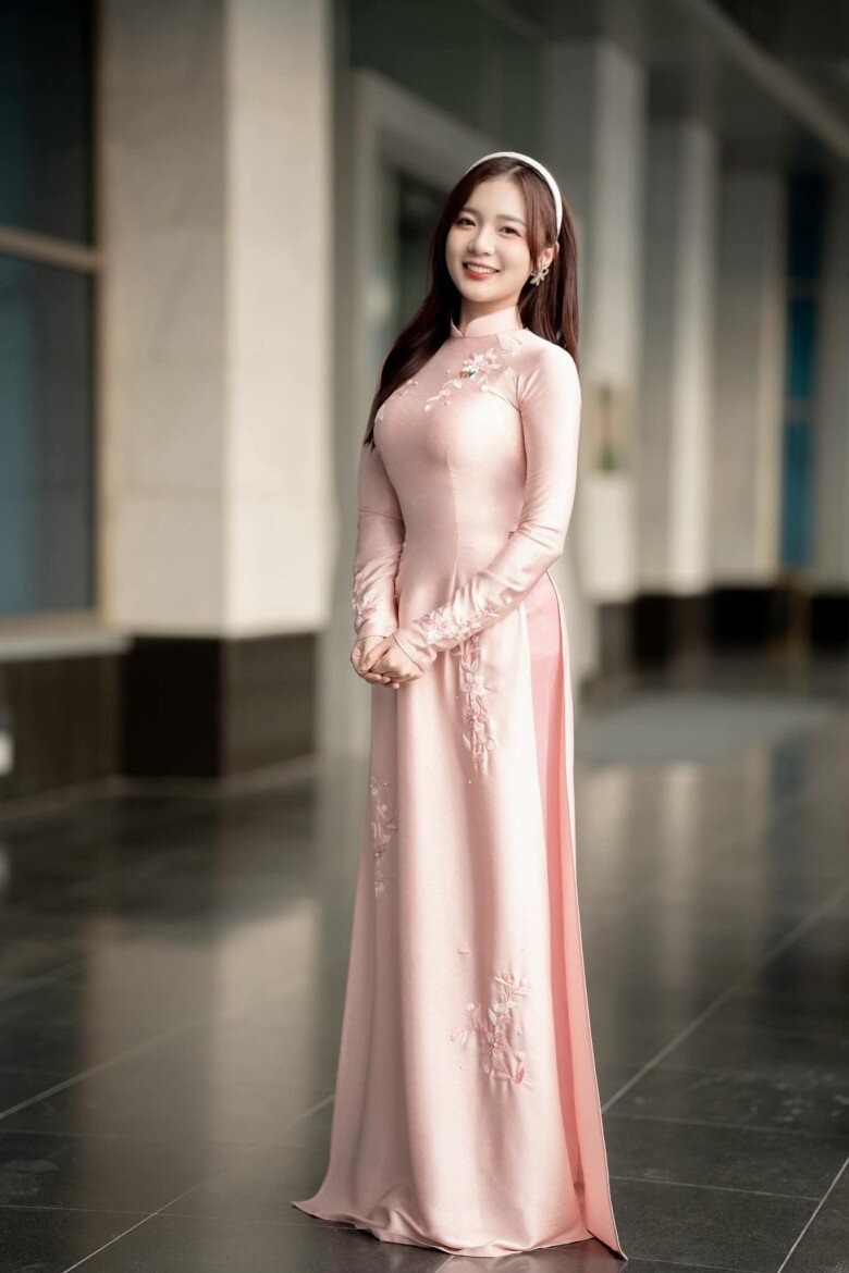 Phương Thảo được mệnh danh là “MC chân ngắn nhất VTV”.