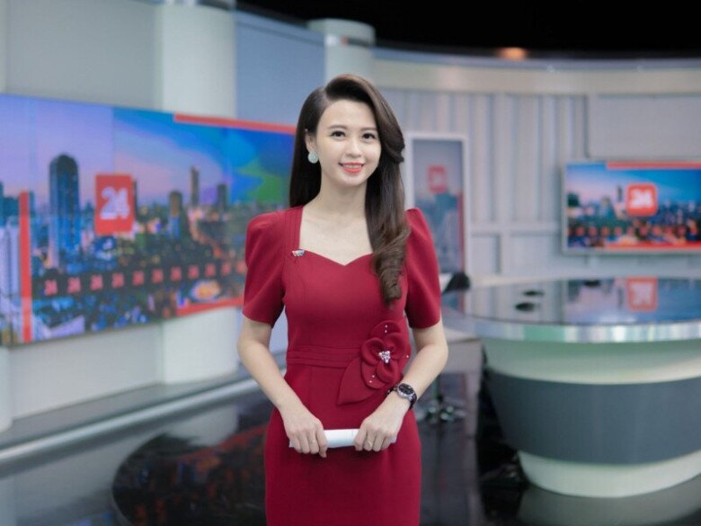 BTV Hương Liên được yêu mến bởi nhan sắc xinh đẹp, giọng nói nhẹ nhàng.