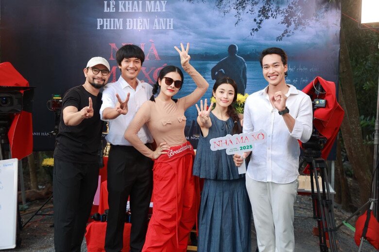 Vân Trang thoải mái “chạy show” dù làm mẹ 4 con.
