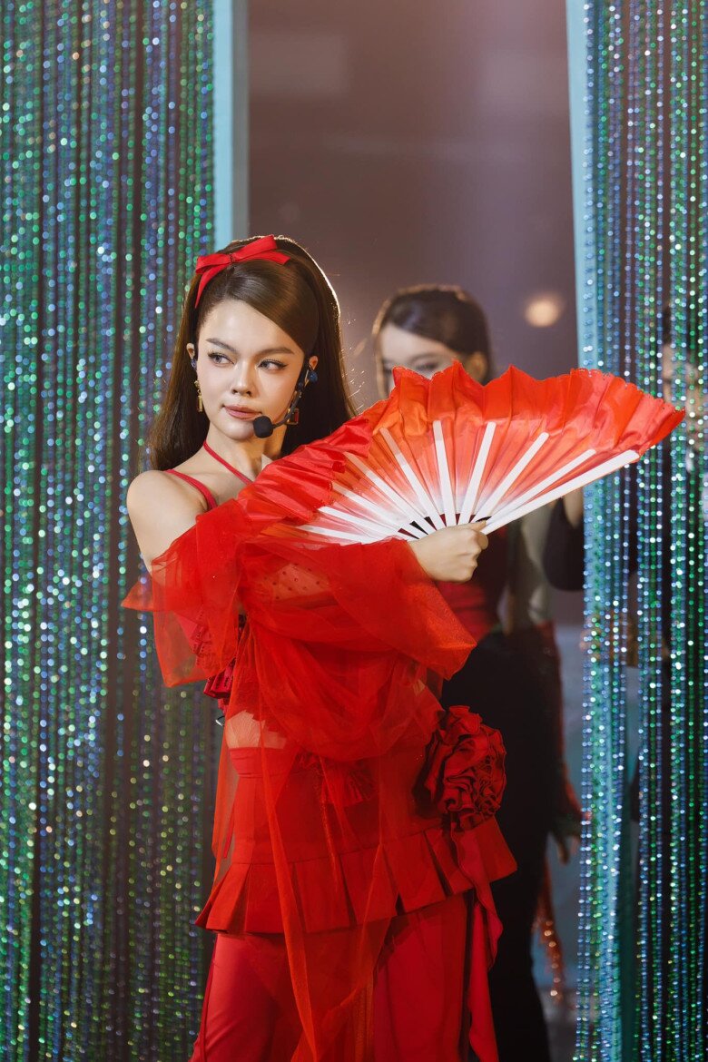 Nữ ca sĩ thường xuyên tham gia các chương trình truyền hình.
