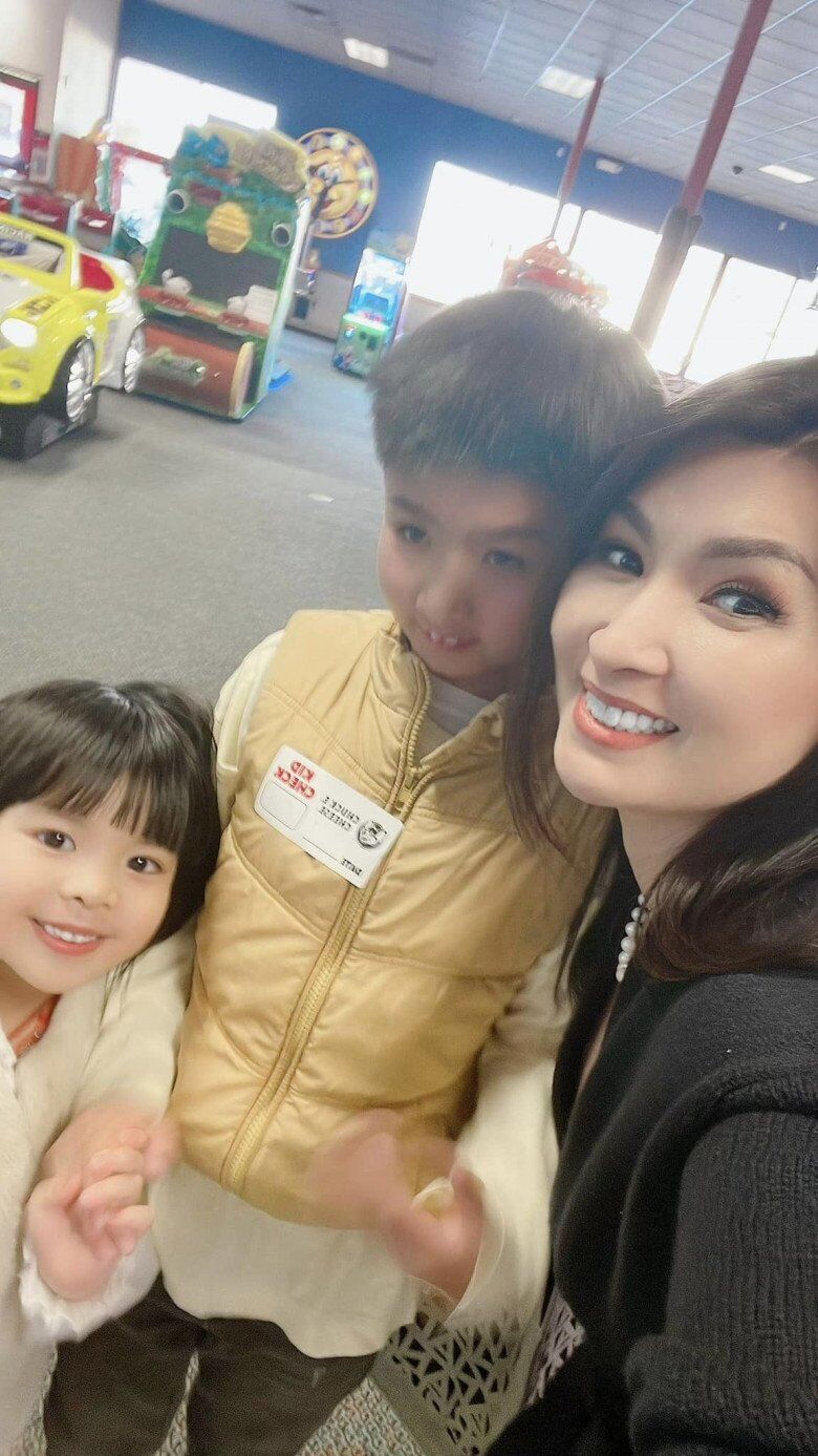 Nguyễn Hồng Nhung từng là mẹ đơn thân, nuôi 2 con trước khi tái hôn.