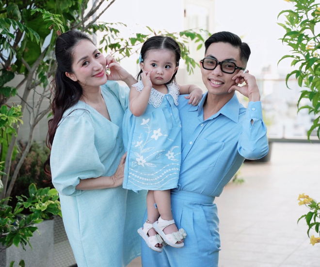 Khánh Thi sinh con thứ 3 với Phan Hiển khi cô đã ngoài 40 tuổi.
