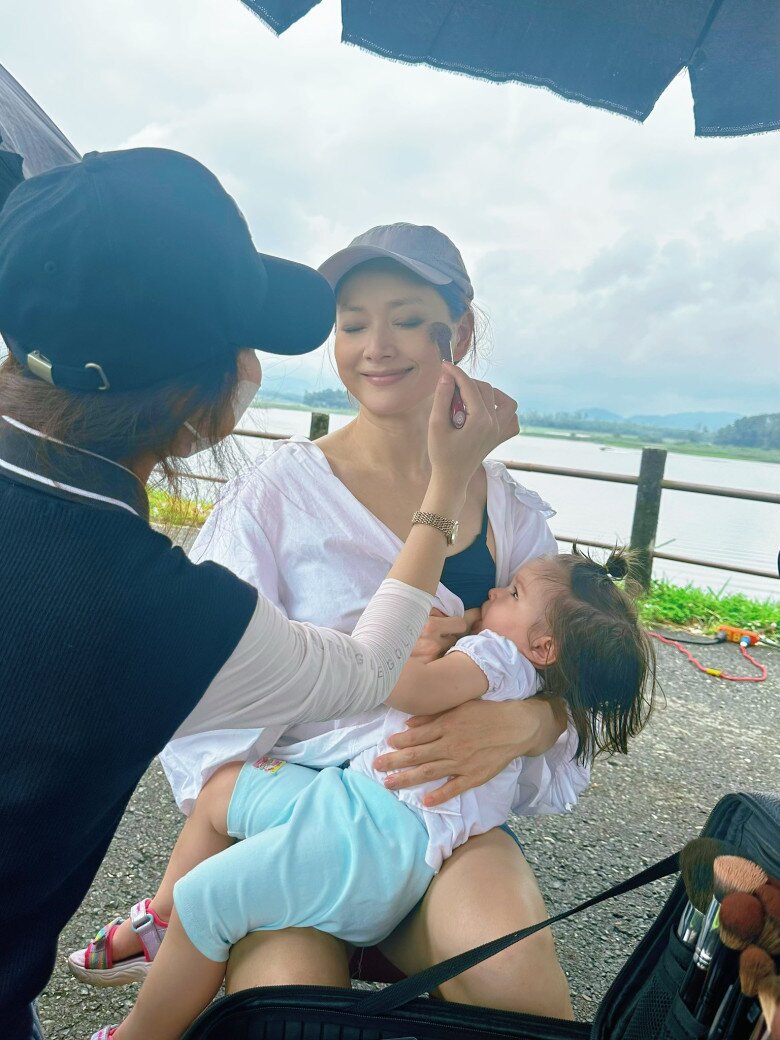 Mẹ bỉm vbiz địu theo con chạy show phương oanh cùng cặp song sinh bay hạng thương gia võ hoàng yến sắp có truyền nhân - 12
