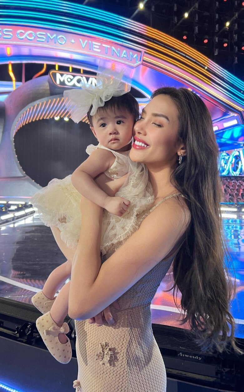 Mẹ bỉm vbiz địu theo con chạy show phương oanh cùng cặp song sinh bay hạng thương gia võ hoàng yến sắp có truyền nhân - 8