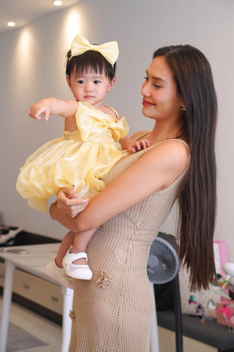 Mẹ bỉm vbiz địu theo con chạy show phương oanh cùng cặp song sinh bay hạng thương gia võ hoàng yến sắp có truyền nhân - 7