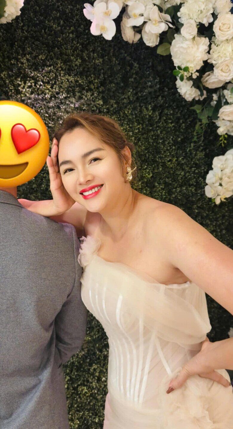Á hậu Diễm Châu cho hay đã kết hôn ở Mỹ nhưng giấu mặt ông xã.