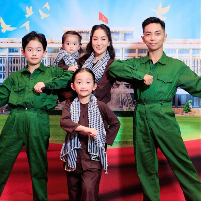 Các con của Khánh Thi và Phan Hiển đều thừa hưởng nét đẹp từ bố mẹ.