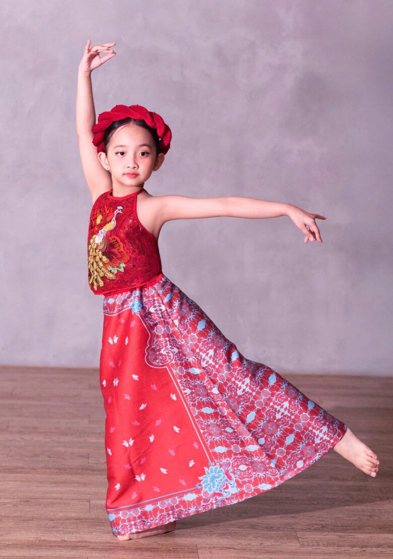 Anna Vương Diễm cũng được bố mẹ cho tiếp xúc với khiêu vũ thể thao từ bé.