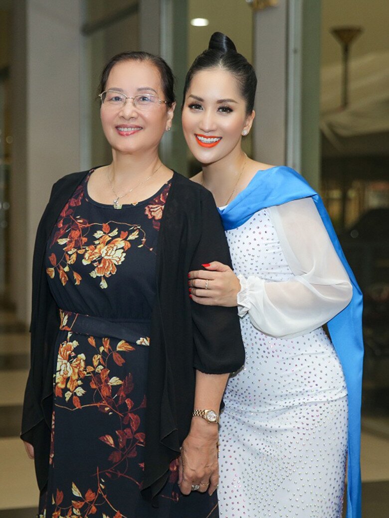 Khánh Thi được mẹ ruột hỗ trợ, cổ vũ trong công việc lẫn cuộc sống.
